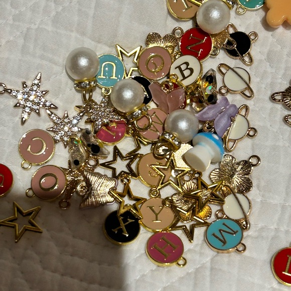 Assorted Earring Set in Organizer - Picture 5 of 6